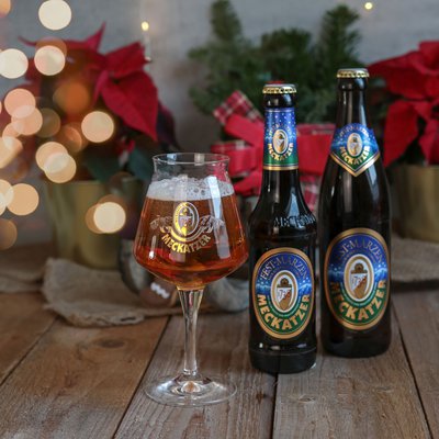 weihnachtliches Bierglas und Bierflaschen